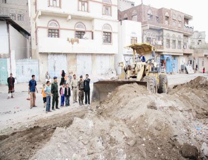 أثناء فتح شارع حارة صدر الشمس وتنظيف سوق الحصبة